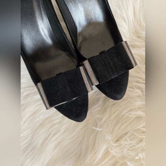 Stuart Weitzman black suede platform heals with bows, 4.5 inch heel, size 9 - Picture 5 of 8